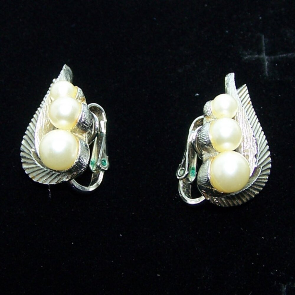 VTG- Crown Trifari Silver Tone Leaf Clip On Earrings
